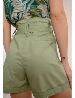 Short corto con estampado y lazada