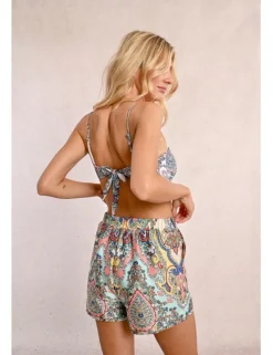 Short corto con estampado y lazada