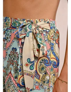Short corto con estampado y lazada
