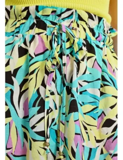 Short corto con estampado y lazada