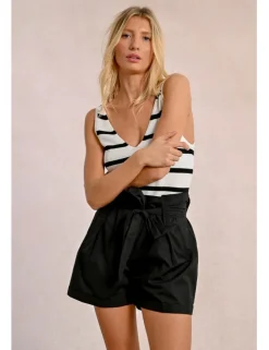 Short corto con estampado y lazada