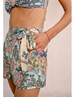 Short corto con estampado y lazada