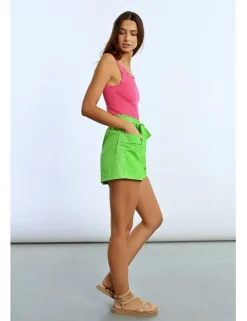 Short corto con lazada