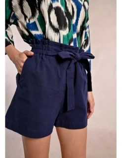 Short corto con lazada