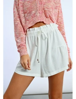 Short corto con lazada detalle pliegue