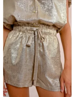 Short corto con lazada metalizado