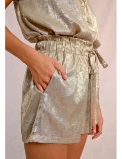 Short corto con lazada metalizado