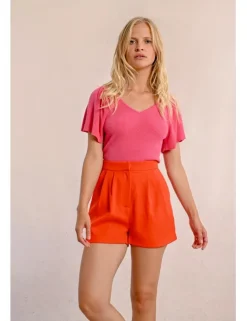 Short corto con pliegues