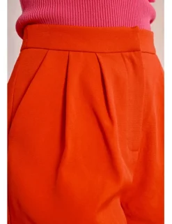 Short corto con pliegues