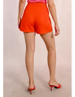 Short corto con pliegues