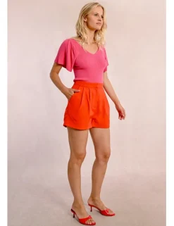 Short corto con pliegues