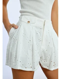 Short corto detalle flores