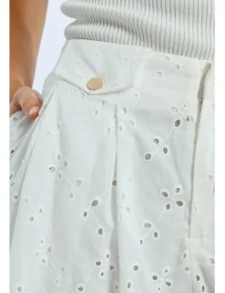 Short corto detalle flores