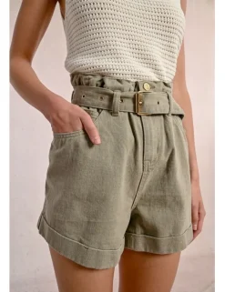 Short vaquero con cinturón