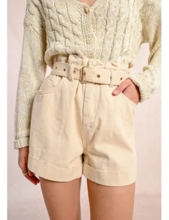 Short vaquero con cinturón