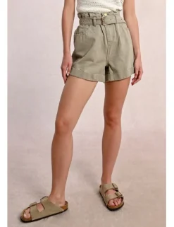Short vaquero con cinturón