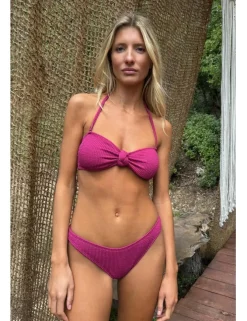 Top de bikini en tejido texturizado detalle nudo
