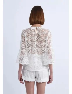 Top de manga acampanada y flores bordadas