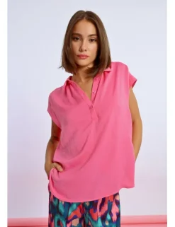 Top de manga corta con cuello camisero