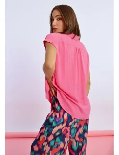 Top de manga corta con cuello camisero