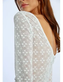Top de manga larga detalle flores y transparencias