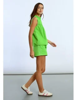 Top sin manga con detalles plisados