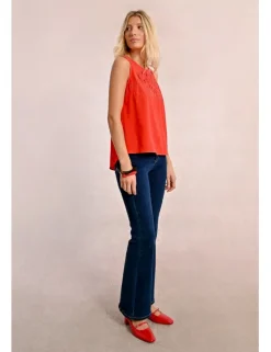Top sin manga con detalle bordado