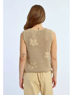 Top sin manga con flores bordadas