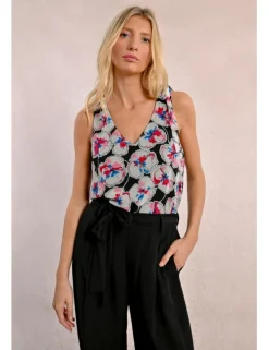 Top sin manga con lazada y estampado