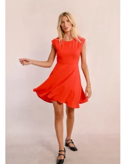 Vestido corto con detalle de pliegues