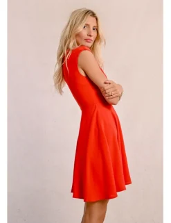 Vestido corto con detalle de pliegues