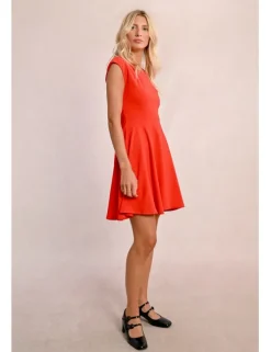 Vestido corto con detalle de pliegues