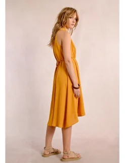 Vestido corto con escote halter asimétrico