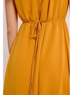 Vestido corto con escote halter asimétrico