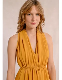 Vestido corto con escote halter asimétrico