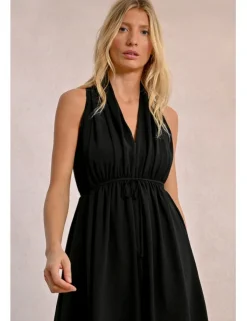 Vestido corto con escote halter asimétrico