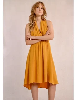 Vestido corto con escote halter asimétrico