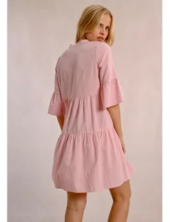 Vestido corto con estampado y volantes