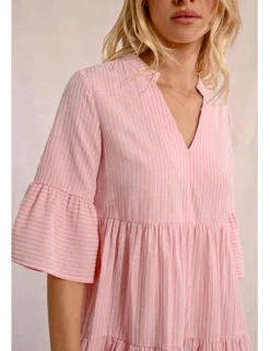 Vestido corto con estampado y volantes
