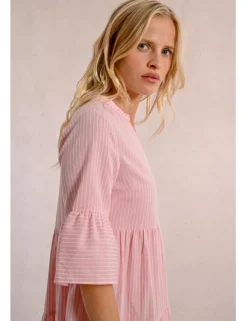 Vestido corto con estampado y volantes