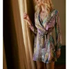 Vestido corto de manga larga con estampado y lazada