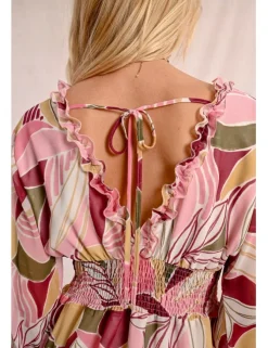 Vestido corto de manga larga con estampado y volantes