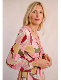 Vestido corto de manga larga con estampado y volantes