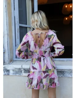 Vestido corto de manga larga con estampado y volantes