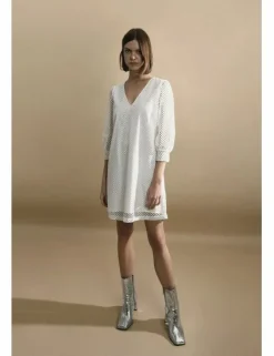 Vestido corto de manga larga en tejido bordado