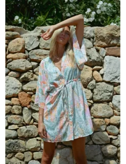 Vestido corto de manga mariposa con estampado