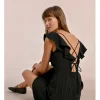 Vestido corto de manga mariposa con aberturas