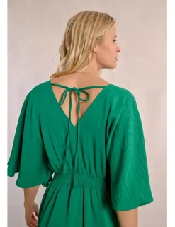 Vestido corto de manga mariposa