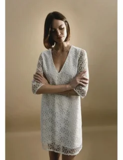 Vestido corto de media manga con flores bordadas