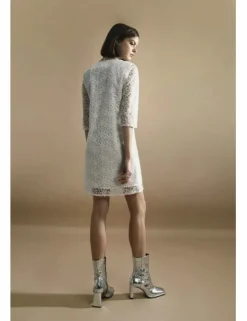 Vestido corto de media manga con flores bordadas